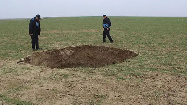 Konya'da buğday ekili tarlada obruk oluştu
