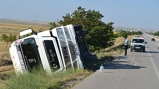Konya'da buğday yüklü tır devrildi: 1 yaralı