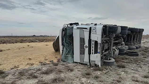 Konya'da buğday yüklü tır şarampole devrildi: 1 yaralı