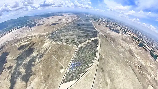 Konya'da bulunan Avrupa'nın en büyük güneş enerji santrali 2 bin 700 metre yüksekten görüntülendi