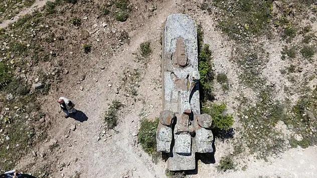 Konya'da bulunan ve 3 bin 500 yıldır yerde yatan dünyanın en büyük anıtı ayağa kaldırılacağı günü bekliyor