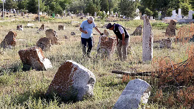 Konya'da bulunan ve geçmişi 2 bin yıl öncesine dayanan mezarlık arkeoloji müzesini andırıyor