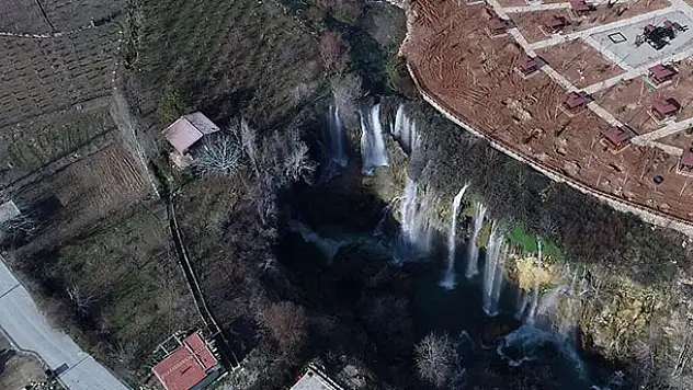 Konya'da bulunan Yerköprü Şelalesi güzelliğiyle görenleri hayran bırakıyor
