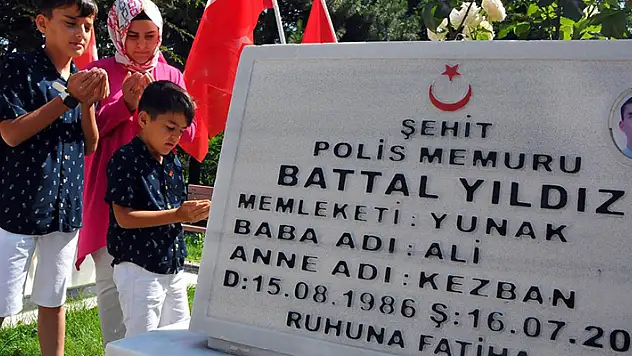 Konya'da buruk Babalar Günü! Şehit babalarının mezarını gül suyuyla temizlediler
