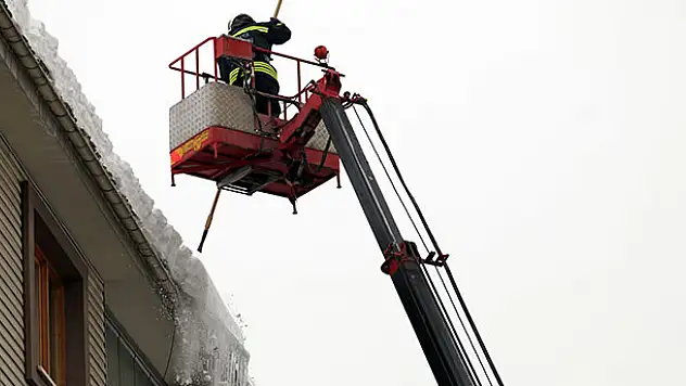 Konya'da buz sarkıtları temizlendi