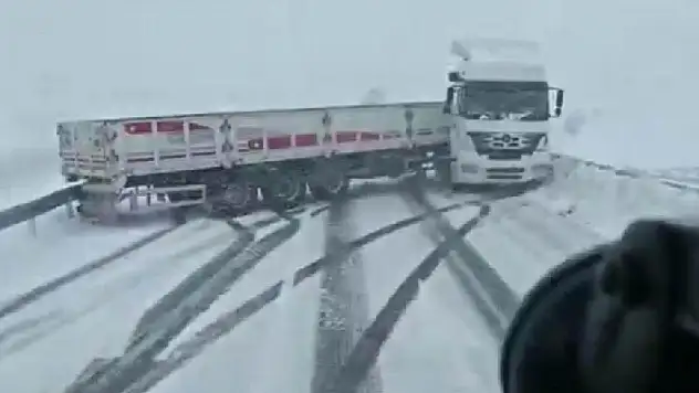 Konya'da buzlanan yolda kayan tır araç kamerasında
