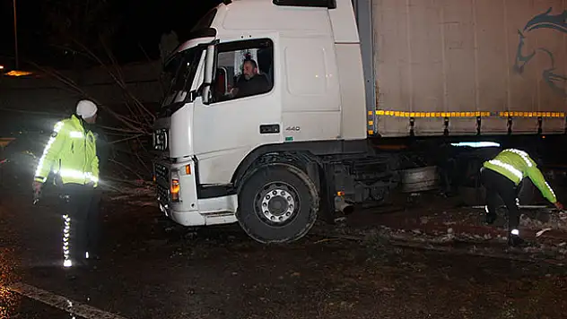 Konya'da buzlanma kazaya neden oldu!  2 tır refüje çıktı: 1 yaralı
