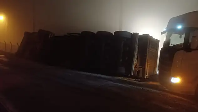 Konya'da buzlanma ve sisin etkisiyle devrilen tırın sürücüsü yaralandı

