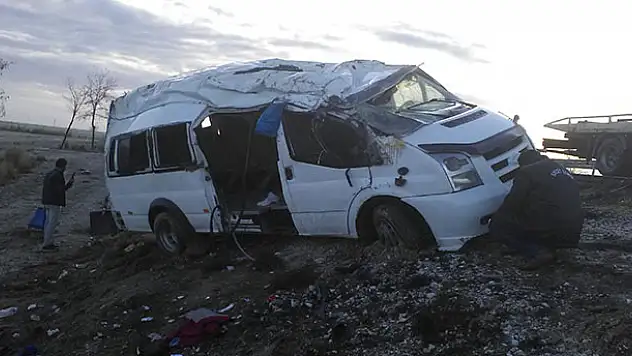 Konya'da buzlu yolda araçlar şarampole yuvarlandı: 12 yaralı