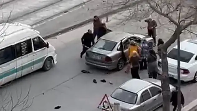 Konya'da cadde ortasındaki kavgada kadınlar otomobilin altında kalmaktan son anda kurtuldu