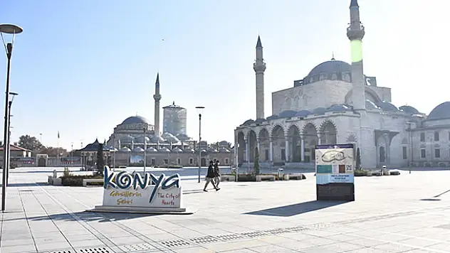 Konya'da caddee ve sokaklar sessizliğe gömüldü