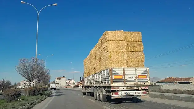 Konya'da çadırsız balya yüklü tırın tehlikeli yolculuğu
