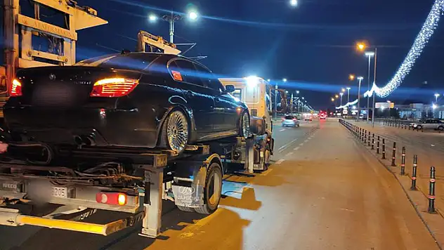 Konya'da çakar ve siren sistemi kullanan sürücüye 9 bin 951 lira ceza kesildi
