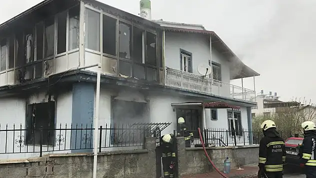 Konya'da çakmakla perdeyi tutuşturan çocuk evi yaktı
