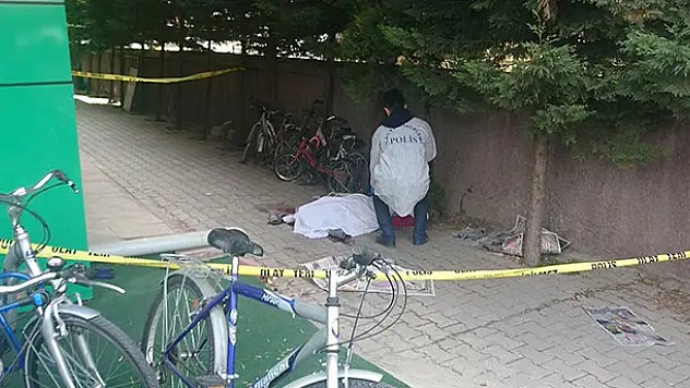 Konya'da cam silerken pencereden düşen kaydın hayatını kaybetti