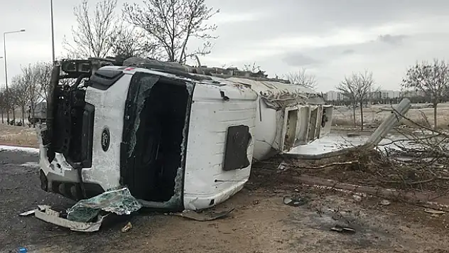 Konya'da çamaşır suyu yüklü tanker devrildi! Tonlarca çamaşır suyu yola aktı