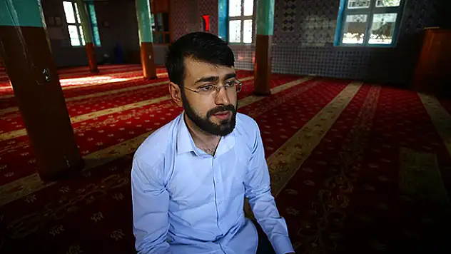 Konya'da cami coşkusunu evlere taşıyan imam mahallelinin takdirini topluyor