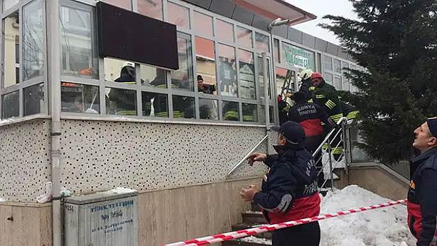 Konya'da cami girişindeki çatı çöktü: 3 yaralı