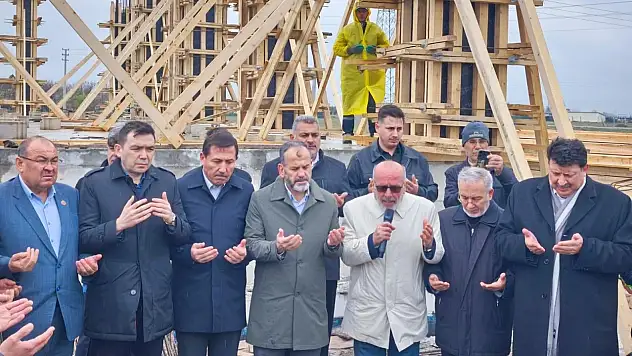 Konya'da cami temel atma töreninde yağmur sürprizi