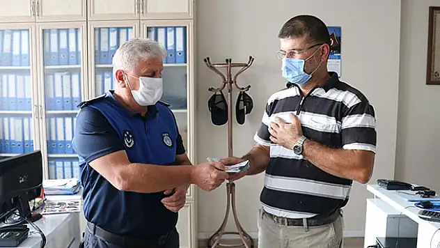 Konya'da cami ziyaretine gelen vatandaş yolda bulduğu parayı sahibine teslim etti