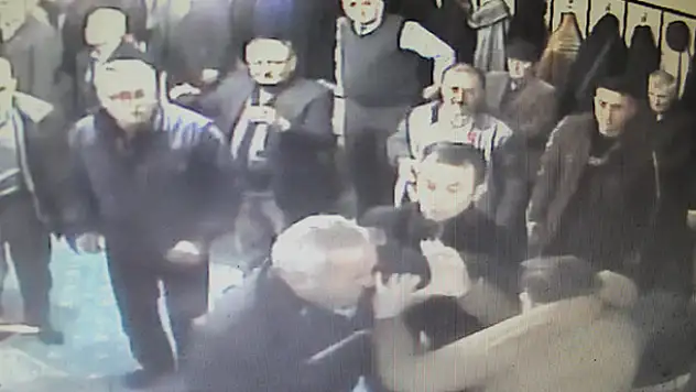 Konya'da caminin içinde tarafların birbirini darbettiği anlar güvenlik kamerasında