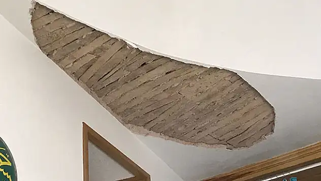 Konya'da caminin tavan sıvası çöktü