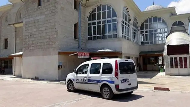 Konya'da Camiye Dadanan Suriyeli Hırsızlar Güvenlik Kamerasına Yakalandı