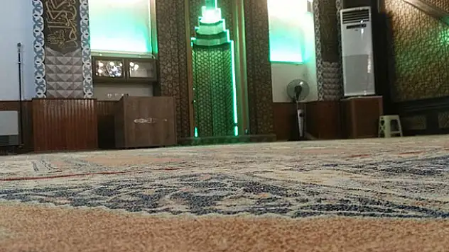 Konya'da camiye giren hırsızlar güvenlik kamerasını çaldı