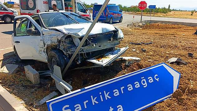 Konya'da can pazarı! Otomobiller kavşakta çarpıştı, çok sayıda yaralı var