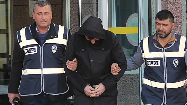 Konya'da canı sıkıldığı için otomobillerin aynasını kıran şüpheli yakalandı