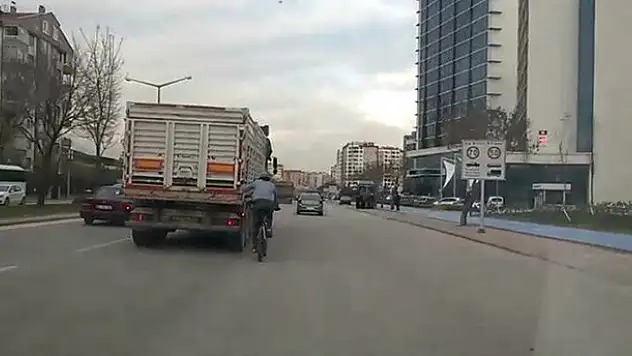 Konya'da canını hiçe sayan bisikletli tırın arkasına takıldı