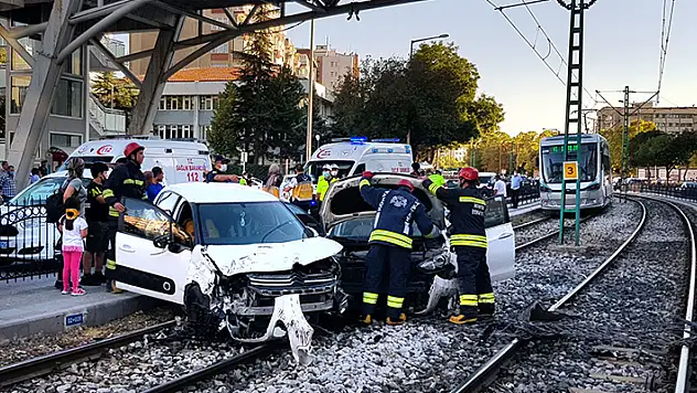 Konya'da çarpışan 2 otomobil tramvay yoluna girdi: 4 yaralı