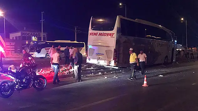 Konya'da çarpışan 2 yolcu otobüsünden biri refüje çıktı

