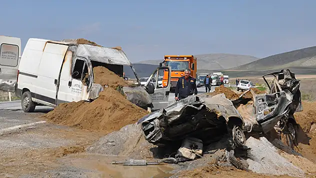 Konya'da çarpışan iki araç yandı: 2 ölü, 1 yaralı
