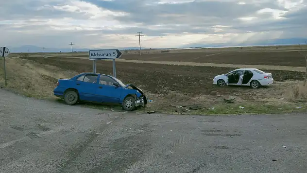 Konya'da çarpışan iki otomobildeki 4 kişi yaralandı
