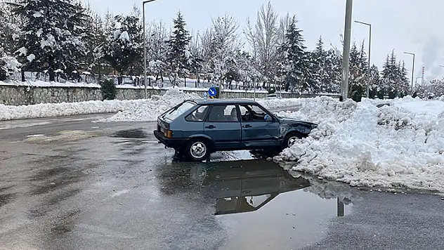 Konya'da çarpışan iki otomobildeki 7 kişi yaralandı