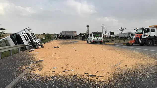 Konya'da çarpışan iki tırın şoförlerinden biri hayatını kaybetti