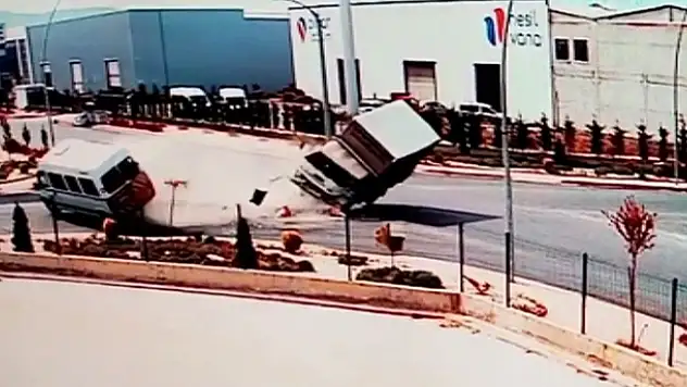 Konya'da çarpışan kamyonet ve minibüsün devrilme anı kamerada