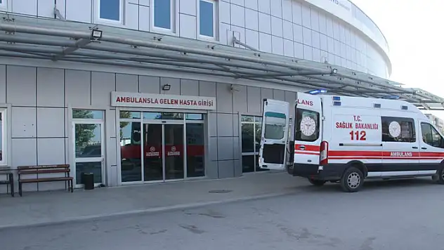 Konya'da çatıda yenileme yapan usta elektrik akımına kapılarak yaralandı
