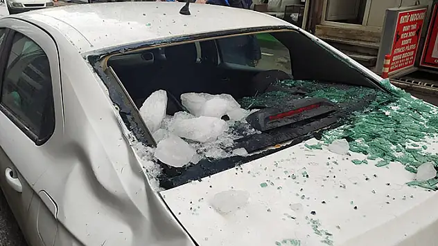 Konya'da çatıdan düşen buzlar park halindeki otomobile zarar verdi