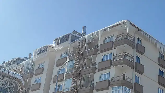 Konya'da, çatılarda 2 metrelik buz sarkıtları oluştu

