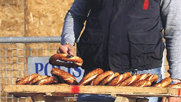 Konya'da çaycı, simitçi polisler görev başında