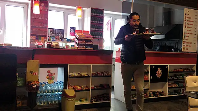 Konya'da çaycılık yaptığı Devlet Tiyatrosuna müdür oldu