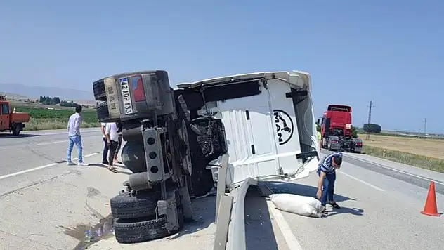 Konya'da çekici devrildi: 5 yaralı
