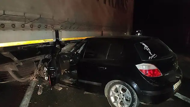 Konya'da çekiciye çarpan otomobildeki 3 kişi yaralandı
