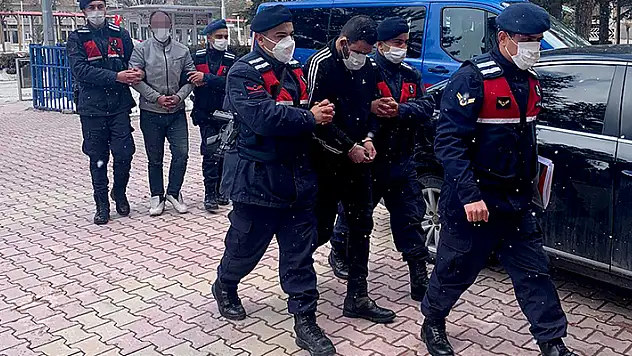 Konya'da çekiciyle tarım makineleri çaldığı ileri sürülen 2 şüpheli tutuklandı
