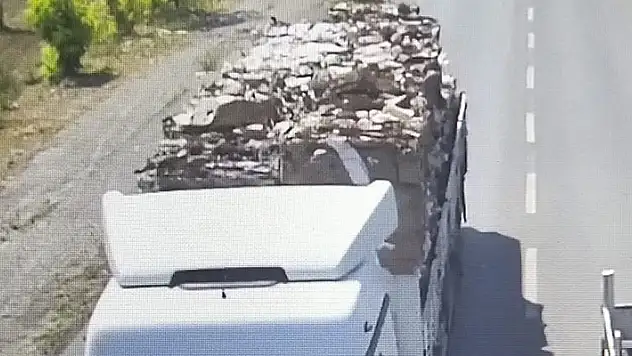 Konya'da çevreyi kirletip, trafiği tehlikeye atan tır sürücüsüne 408 lira ceza

