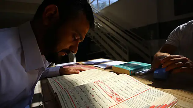 Konya'da cezaevinde Kur'an-ı Kerim'i ezberleyen mahkum 13 mahkuma daha örnek oldu