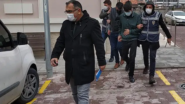 Konya'da cezaevinden izinli çıkan 2 kişi, hırsızlıktan yakalanınca 'altınlar eşlerimizin' dedi
