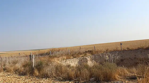 Konya'da çiftçiler tarlalarında oluşan 2 obruğa rağmen tarıma devam ediyorlar